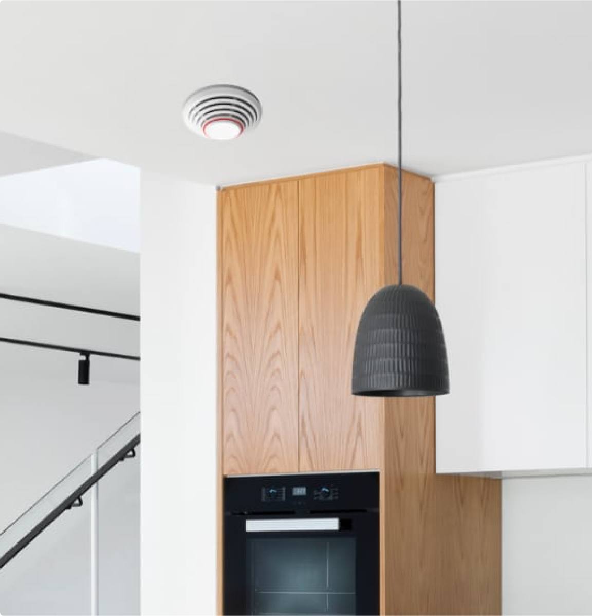 Detector de humo instalado en cocina moderna